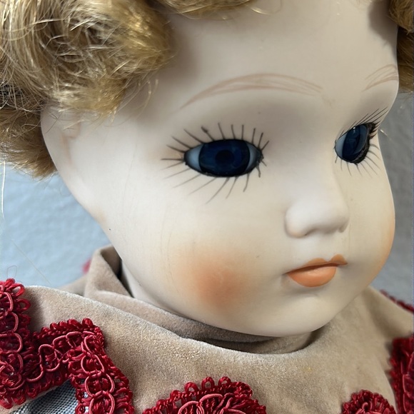 Vintage 1983 Penny Thistle Ceramic Doll Musical - Picture 3 of 7